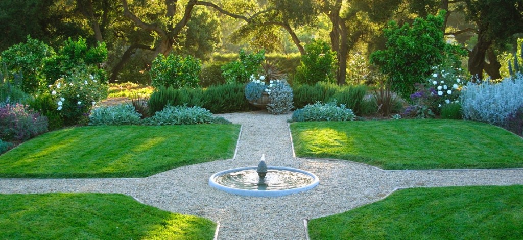 A classic garden with a fountain.