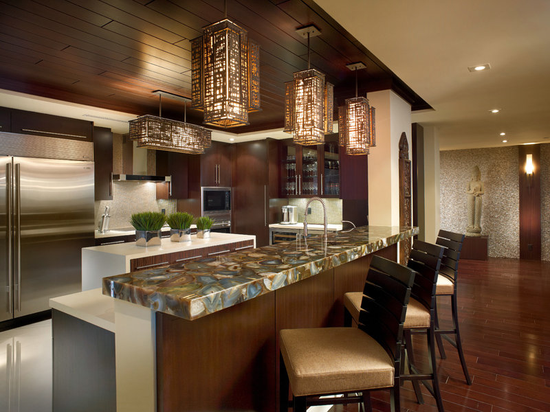 A modern kitchen with agate accents and a large island.