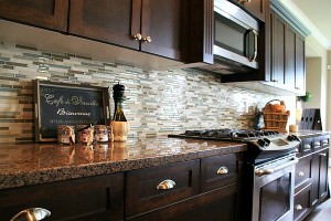 luxury-kitchen-backsplash-glass-tiles