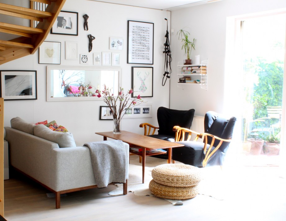 A living room with scandinavian design featuring a table and chairs.