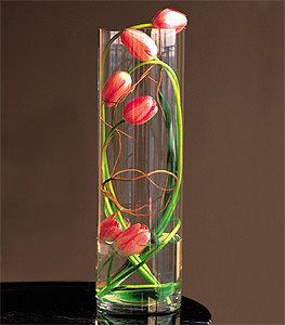 A glass vase with a tulip flower arrangement.