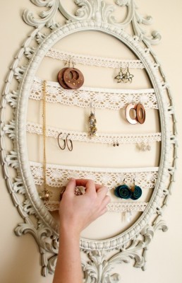 A circular frame as jewelry holder (blog.frenchquarters)