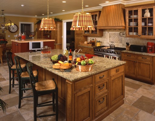 Beautiful cabinetry in a traditional kitchen (Craft Maid)