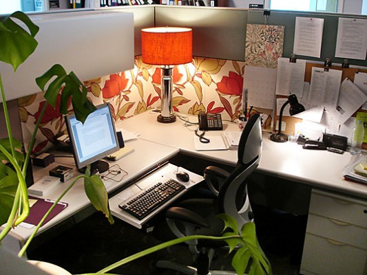 A stylish personalized office space (decorationideas.org)
