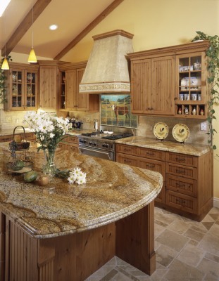 Granite countertops in traditional kitchen (Ecofurnitureblog)