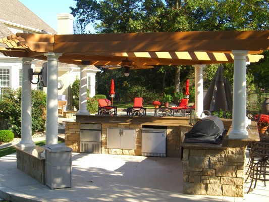 A spacious outdoor kitchen layout (jengooch)