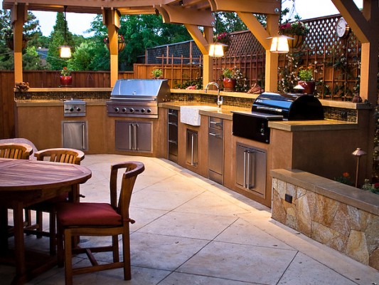 An outdoor kitchen with all the extras (kitchenclan)