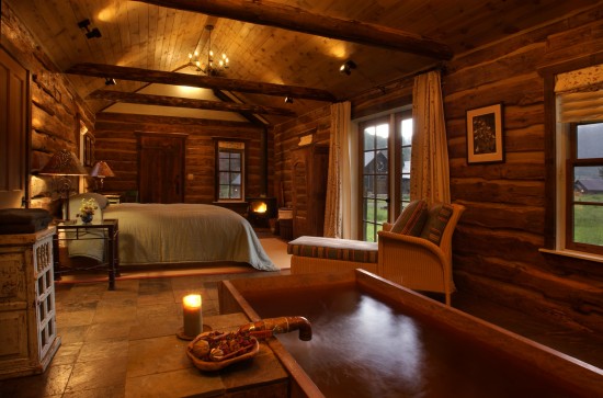 Cozy bedroom in a log home (luxist)