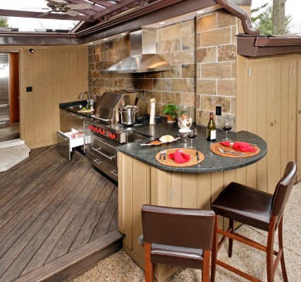 A small bar area accents this outdoor kitchen (parkdaleave.blogspot)