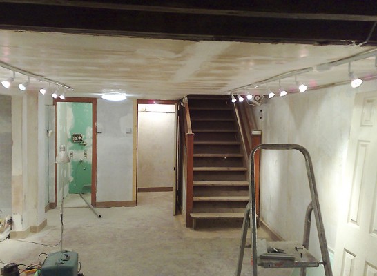 Finishing the basement with sheetrock (polish-basement-cellar-conversions.co.uk)