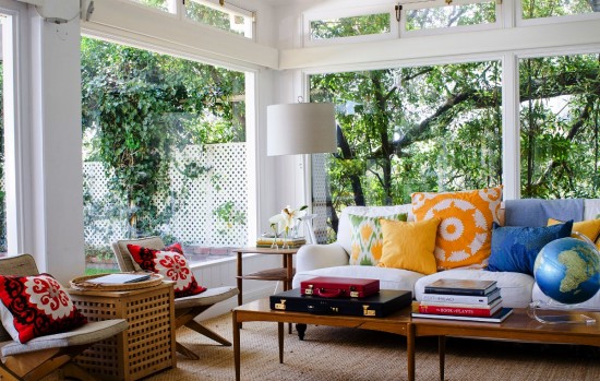 Bright colors enhance this sunroom (Realhousedesign)