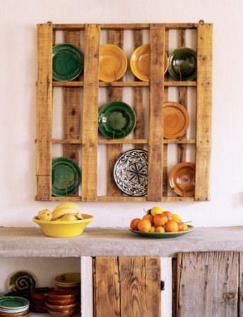 An upcycled pallet makes a rustic plate rack