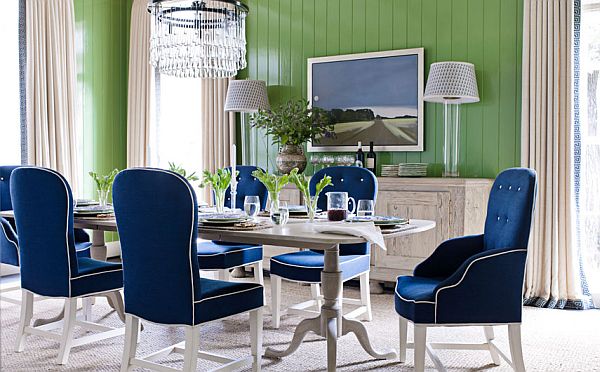 A green wall adds freshness to the blue and white scheme 