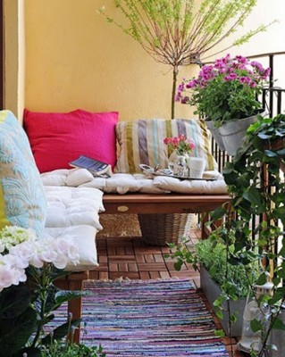 Pillows add comfort and color to the balcony 