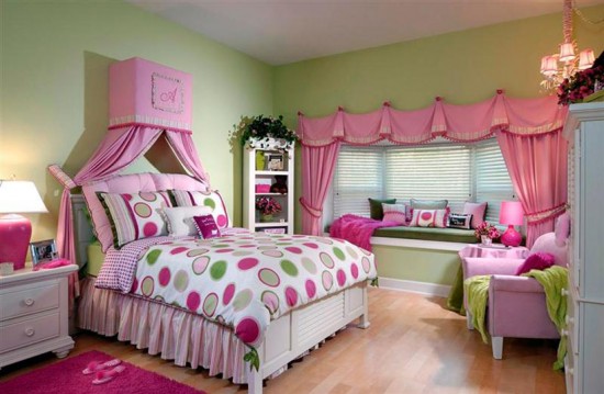 A crown canopy in a girls' bedroom 