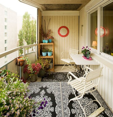 A rug adds a pop of color and pattern to this balcony