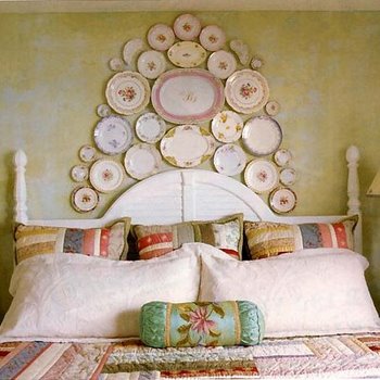 A plate display extends the headboard 