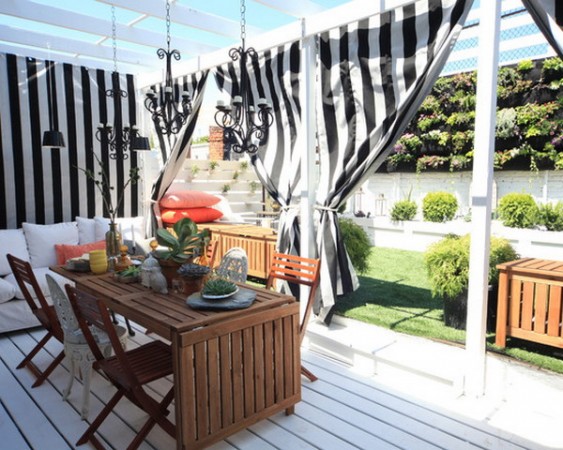 Striped curtains give a boost to this outdoor space 