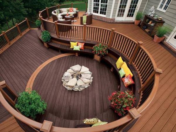 Curves accent this deck design