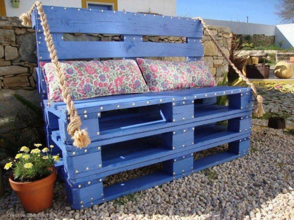 A wonderful bench custom-made from wood pallets