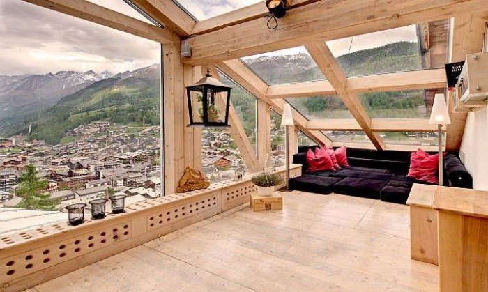 A living room with a splendid view of the mountains.