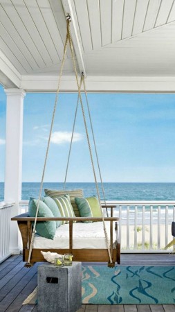 Homes by the sea are popular for their calming and relaxing charm (pinterest.com)