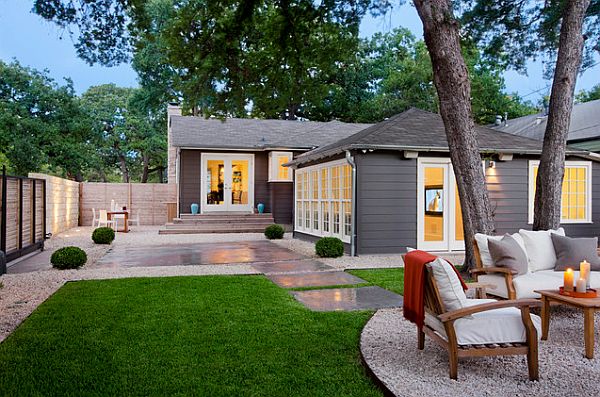 5 Wonderful Backyard Retreats with a Fire Pit and Furniture.
