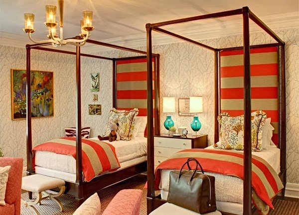 A guest room with twin beds and a couch.