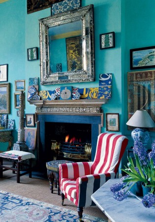 A living room with blue walls, paying tribute to the color through interior design.