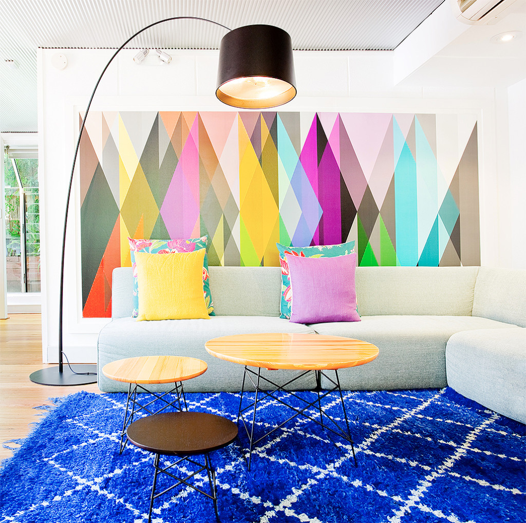 Lovely geometrics add a touch of color to the living room (http://www.touchinteriors.com/)