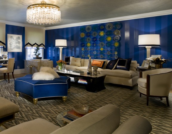A living room with blue walls, an interior design tribute to blue.