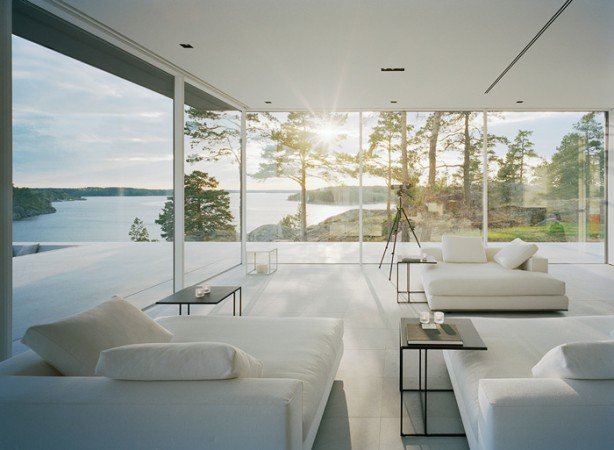 Nothing interferes with the view from the view in this lakeside home 
