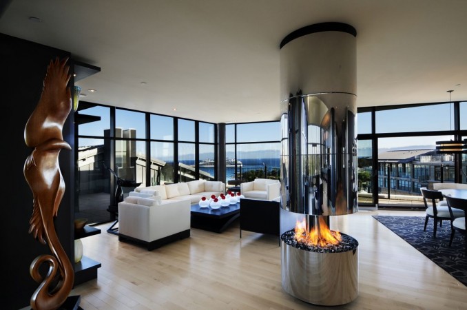 This minimalist design allows the view to take center stage, while the fireplace and sculpture add interest 