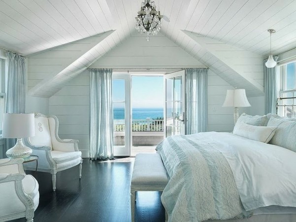 5 Ways to Achieve a Serene and Restful Master Bedroom with White Walls and an Ocean View