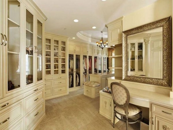 Walk-in closet with dressing area 