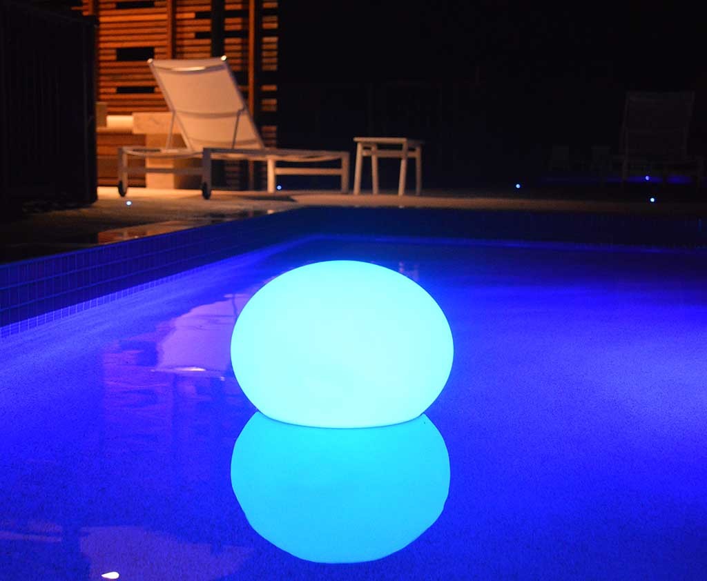 amazing floating pool light