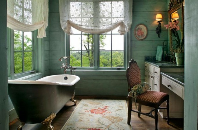 A bathroom with a clawfoot tub.