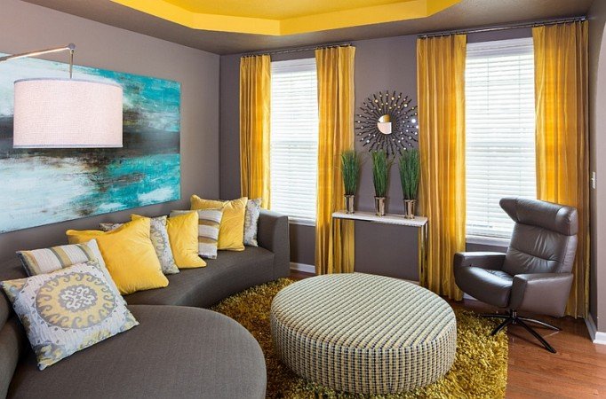 Bright ceiling and repeated color on windows and pillows enhances vertical space