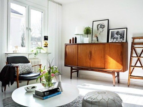 A white living room with wooden furniture and a coffee table in Mid-Century Modern Style.