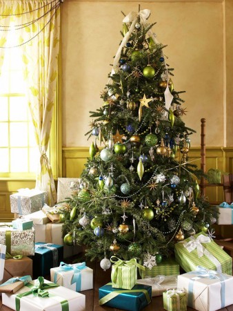 A vibrant room with a Christmas tree and presents in alternative colors.