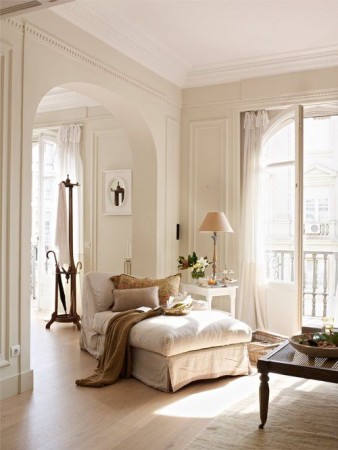 Keywords: Provincial Parisian, white couch.