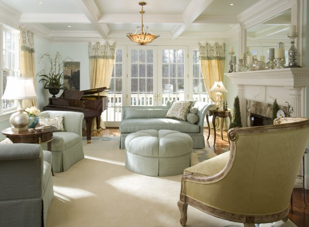 Soft colors and comfortable furniture make a design romantic 