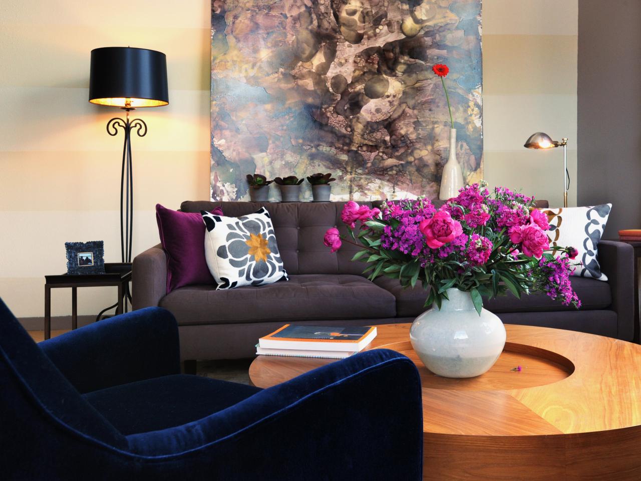 Flowers can uplift the living room décor