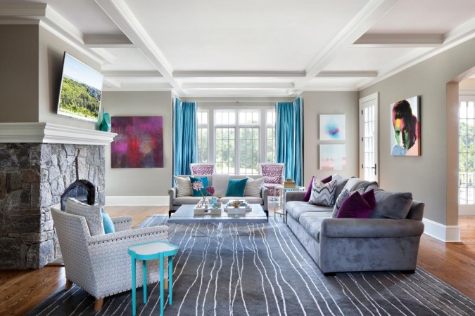 Cool turquoise highlights this airy room 