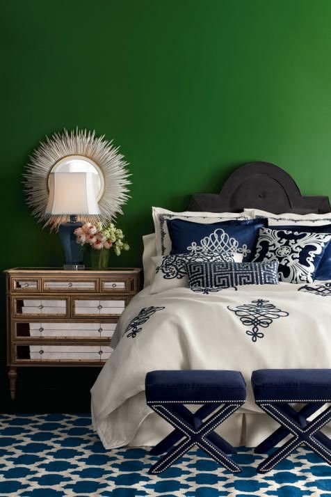 Vibrant green accent wall in bedroom (traditionalhome).