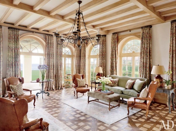 A living room with bold and beautiful ornate ceilings and furniture in Palm Beach style.