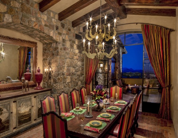 Warm and rustic dining room 