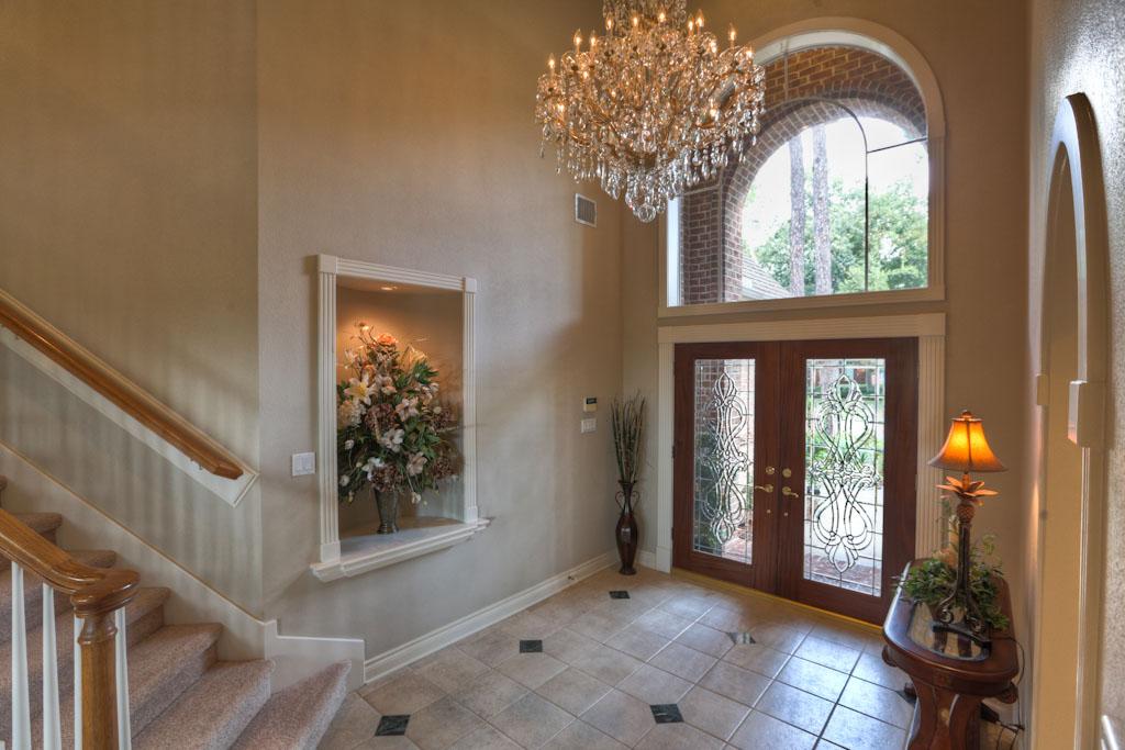 A twinkling chandelier in your entry way will leave a lasting impression (vallisabine).