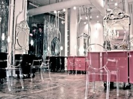 Ghost chairs and mirrors in a salon (interiorclassics)