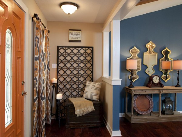 Homey accents create a warm and welcoming entryway 